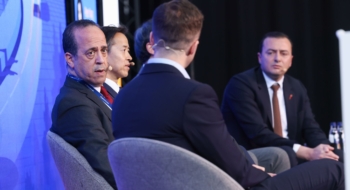 Khalid Qalam, CEO de Gotion Power Morocco, lors d’une table ronde tenue à l'occasion de l’événement Giga Europe à Bruxelles, aux côtés de Ali Seddiki, directeur de l’AMDIE.
