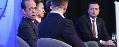 Khalid Qalam, CEO de Gotion Power Morocco, lors d’une table ronde tenue à l'occasion de l’événement Giga Europe à Bruxelles, aux côtés de Ali Seddiki, directeur de l’AMDIE.