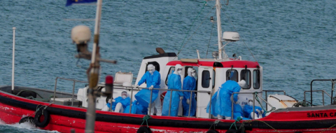 Un bateau évacuant des cas d'infection à l'hantavirus depuis le paquebot MV Hondius, au Cap-Vert, le 6 mai 2026.