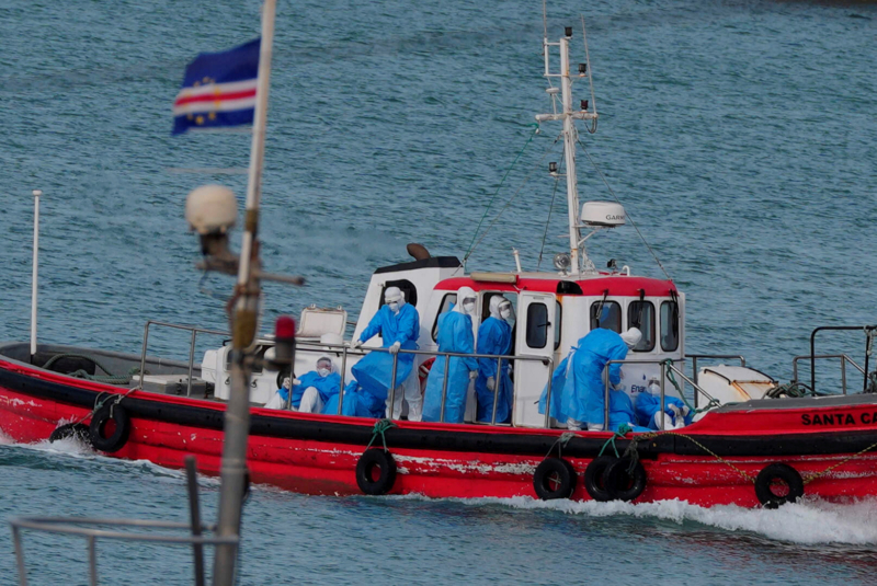 Un bateau évacuant des cas d'infection à l'hantavirus depuis le paquebot MV Hondius, au Cap-Vert, le 6 mai 2026.