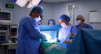 La Polyclinique Internationale de Laâyoune (Akdital) a réalisé avec succès deux interventions de chirurgie à cœur ouvert, une grande première pour le secteur privé dans cette région du Royaume. Ces opérations, longtemps réservées à quelques centres hospitaliers du Nord, ouvrent désormais une nouvelle ère pour la prise en charge cardiovasculaire de proximité. Les deux patients opérés présentaient des pathologies cardiaques sévères qui rendaient l'intervention indispensable. Le premier souffrait d'un rétrécissement avancé d'une valve cardiaque, nécessitant un remplacement valvulaire complet. Le second présentait une atteinte coronarienne grave, susceptible de déclencher à tout moment un arrêt cardiaque, et a bénéficié d'un pontage coronarien. Pour mener à bien ces interventions techniquement exigeantes, la Polyclinique a mobilisé une équipe médico-chirurgicale pluridisciplinaire associant chirurgiens cardiaques, anesthésistes-réanimateurs, perfusionnistes, ainsi que les spécialistes des soins intensifs et de l'accompagnement post-opératoire. Au-delà de la prouesse technique, cette double première porte une ambition stratégique. Si quelques interventions de ce type avaient déjà été réalisées de manière ponctuelle dans le secteur public, l'enjeu consiste désormais à ancrer cette activité dans une dynamique régulière, structurée et pérenne. L'objectif est clair : permettre aux patients nécessitant une chirurgie cardiaque lourde d'être pris en charge localement, dans un cadre organisé et sécurisé, sans avoir à subir les déplacements éprouvants vers Casablanca, Rabat ou d'autres villes du Royaume. Pour le Dr Khalid Azizi, Directeur médical de la Polyclinique Internationale de Laâyoune, ce moment dépasse le seul acte chirurgical. « Il s'agit d'une première dans le secteur privé au niveau des provinces du Sud. La réalisation de chirurgies cardiaques lourdes à Laâyoune marque une étape importante dans l'évolution de l'offre de soins spécialisée dans la région. Elle permet à des patients nécessitant une prise en charge complexe d'être opérés à proximité de leur lieu de vie, dans un cadre médical structuré et adapté », souligne-t-il. Il insiste également sur la dimension collective de cette réalisation, fruit d'une mobilisation rigoureuse de l'ensemble des équipes médicales, paramédicales et techniques, et d'un long travail de préparation visant à réunir les conditions humaines, organisationnelles et techniques nécessaires à ce type d'intervention. Cette avancée inaugure le lancement d'une activité chirurgicale appelée à s'inscrire dans la durée, avec pour finalité de rapprocher les soins cardiovasculaires lourds des habitants des provinces du Sud. En réduisant les déplacements contraignants vers d'autres régions, la Polyclinique entend garantir une continuité de prise en charge au plus près de l'environnement familial des patients, dans une logique d'équité territoriale et d'humanisation des soins. Une étape qui pourrait, à terme, repositionner Laâyoune comme un véritable pôle régional de référence en matière de cardiologie interventionnelle et chirurgicale.