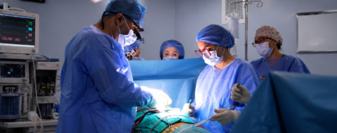 La Polyclinique Internationale de Laâyoune (Akdital) a réalisé avec succès deux interventions de chirurgie à cœur ouvert, une grande première pour le secteur privé dans cette région du Royaume. Ces opérations, longtemps réservées à quelques centres hospitaliers du Nord, ouvrent désormais une nouvelle ère pour la prise en charge cardiovasculaire de proximité. Les deux patients opérés présentaient des pathologies cardiaques sévères qui rendaient l'intervention indispensable. Le premier souffrait d'un rétrécissement avancé d'une valve cardiaque, nécessitant un remplacement valvulaire complet. Le second présentait une atteinte coronarienne grave, susceptible de déclencher à tout moment un arrêt cardiaque, et a bénéficié d'un pontage coronarien. Pour mener à bien ces interventions techniquement exigeantes, la Polyclinique a mobilisé une équipe médico-chirurgicale pluridisciplinaire associant chirurgiens cardiaques, anesthésistes-réanimateurs, perfusionnistes, ainsi que les spécialistes des soins intensifs et de l'accompagnement post-opératoire. Au-delà de la prouesse technique, cette double première porte une ambition stratégique. Si quelques interventions de ce type avaient déjà été réalisées de manière ponctuelle dans le secteur public, l'enjeu consiste désormais à ancrer cette activité dans une dynamique régulière, structurée et pérenne. L'objectif est clair : permettre aux patients nécessitant une chirurgie cardiaque lourde d'être pris en charge localement, dans un cadre organisé et sécurisé, sans avoir à subir les déplacements éprouvants vers Casablanca, Rabat ou d'autres villes du Royaume. Pour le Dr Khalid Azizi, Directeur médical de la Polyclinique Internationale de Laâyoune, ce moment dépasse le seul acte chirurgical. « Il s'agit d'une première dans le secteur privé au niveau des provinces du Sud. La réalisation de chirurgies cardiaques lourdes à Laâyoune marque une étape importante dans l'évolution de l'offre de soins spécialisée dans la région. Elle permet à des patients nécessitant une prise en charge complexe d'être opérés à proximité de leur lieu de vie, dans un cadre médical structuré et adapté », souligne-t-il. Il insiste également sur la dimension collective de cette réalisation, fruit d'une mobilisation rigoureuse de l'ensemble des équipes médicales, paramédicales et techniques, et d'un long travail de préparation visant à réunir les conditions humaines, organisationnelles et techniques nécessaires à ce type d'intervention. Cette avancée inaugure le lancement d'une activité chirurgicale appelée à s'inscrire dans la durée, avec pour finalité de rapprocher les soins cardiovasculaires lourds des habitants des provinces du Sud. En réduisant les déplacements contraignants vers d'autres régions, la Polyclinique entend garantir une continuité de prise en charge au plus près de l'environnement familial des patients, dans une logique d'équité territoriale et d'humanisation des soins. Une étape qui pourrait, à terme, repositionner Laâyoune comme un véritable pôle régional de référence en matière de cardiologie interventionnelle et chirurgicale.