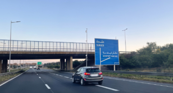 Une voiture circulant sur un tronçon autoroutier au Maroc.