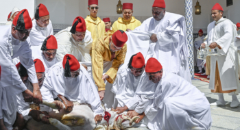 Le roi Mohammed VI procédant au rituel du sacrifice à l'occasion de Aïd Al-Adha, le 27 mai 2026, à la mosquée Ahl Fès, au Méchouar à Rabat.