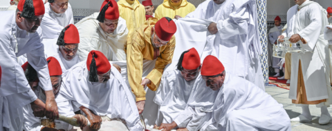 Le roi Mohammed VI procédant au rituel du sacrifice à l'occasion de Aïd Al-Adha, le 27 mai 2026, à la mosquée Ahl Fès, au Méchouar à Rabat.
