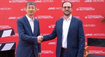 David Zhang, vice-président de JAC Motors, et Souhail Houmaini, directeur général de M-Automotiv, lors de l'inauguration du show-room JAC Motors de Had Soualem, le 6 mai 2026.