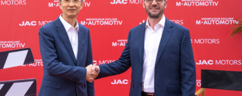 David Zhang, vice-président de JAC Motors, et Souhail Houmaini, directeur général de M-Automotiv, lors de l'inauguration du show-room JAC Motors de Had Soualem, le 6 mai 2026.