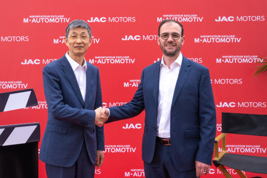 David Zhang, vice-président de JAC Motors, et Souhail Houmaini, directeur général de M-Automotiv, lors de l'inauguration du show-room JAC Motors de Had Soualem, le 6 mai 2026.