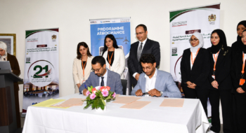 Jalal Benhayoun, gouverneur de la province de Nouaceur, a présidé le 22 mai la signature des contrats d’embauche de la première promotion de jeunes bénéficiaires de la plateforme « Azzaouia » à Nouaceur
