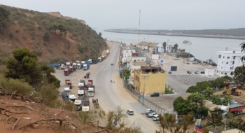 File de camions aux abords de la plage de Mehdia.