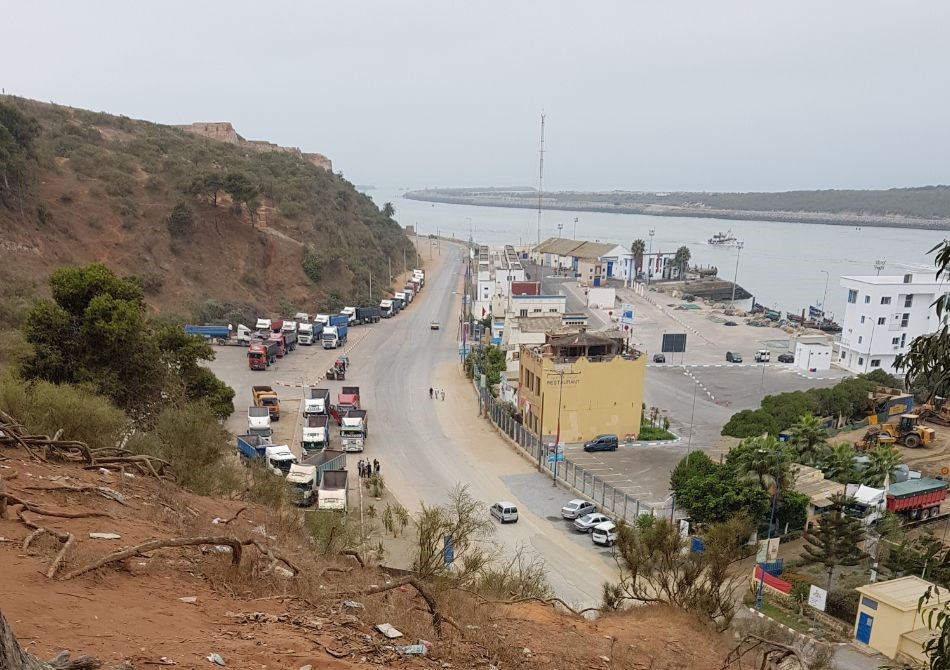File de camions aux abords de la plage de Mehdia.