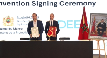 Amine Tehraoui, ministre de la Santé et de la Protection sociale, et Youssef Bouyakhf, CEO de DeepEcho, lors de la signature de la convention de partenariat pour la mise en place d’un cadre institutionnel autour de l’IA dans le diagnostic prénatal, le 4 mai 2026 à Casablanca. Crédit : DR
