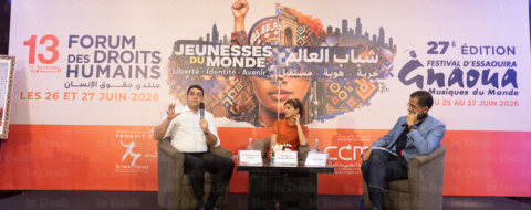 Mohamed Mehdi Bensaïd, ministre de la Jeunesse, de la Culture et de la Communication, et Najat Vallaud-Belkacem, ancienne ministre française de l'Éducation nationale et présidente de France Terre d'Asile, lors de leur échange au Forum des droits humais d'Essaouira, le 26 juin 2026.