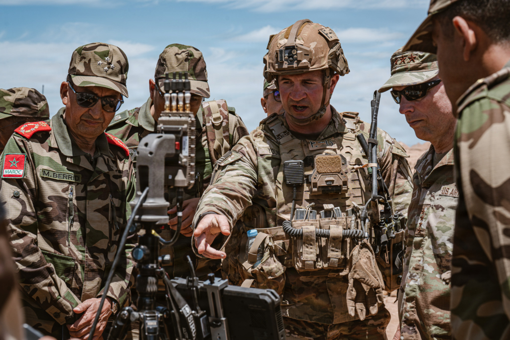 Dagvin R.M. Anderson, commandant de l’U.S. Africa Command et Mohammed Berrid, inspecteur général des Forces armées royales lors de l’exercice African Lion 2026 à Cap Draa, près de Tan-Tan, le 8 mai 2026.