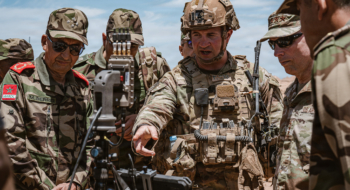 Dagvin R.M. Anderson, commandant de l’US Africa Command, et Mohammed Berrid, inspecteur général des Forces armées royales, lors de l’exercice African Lion 2026 à Cap Draa, près de Tan-Tan, le 8 mai 2026. Crédit : Sgt Christopher Sanchez / U.S. Army Southern European Task Force, Africa