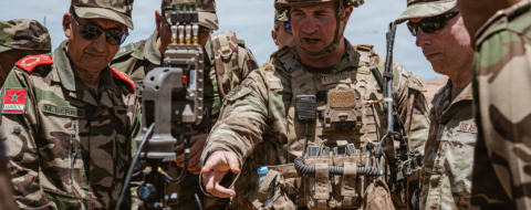 Dagvin R.M. Anderson, commandant de l’US Africa Command, et Mohammed Berrid, inspecteur général des Forces armées royales, lors de l’exercice African Lion 2026 à Cap Draa, près de Tan-Tan, le 8 mai 2026. Crédit : Sgt Christopher Sanchez / U.S. Army Southern European Task Force, Africa