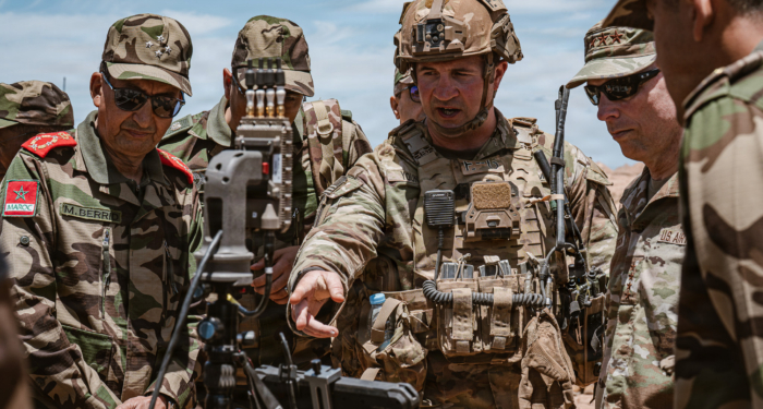Dagvin R.M. Anderson, commandant de l’US Africa Command, et Mohammed Berrid, inspecteur général des Forces armées royales, lors de l’exercice African Lion 2026 à Cap Draa, près de Tan-Tan, le 8 mai 2026. Crédit : Sgt Christopher Sanchez / U.S. Army Southern European Task Force, Africa