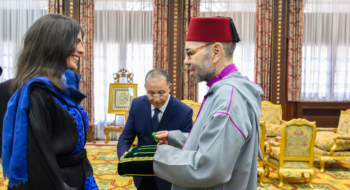 le Roi reçoit l’alpiniste marocaine Nawal Sfendla et la décore du Wissam Al Moukafaa Al Watania de l’ordre d’Officier