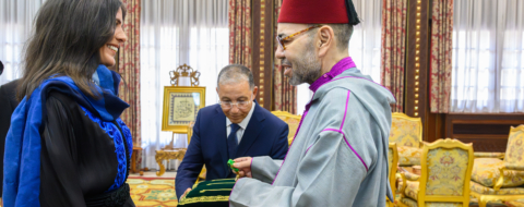 le Roi reçoit l’alpiniste marocaine Nawal Sfendla et la décore du Wissam Al Moukafaa Al Watania de l’ordre d’Officier