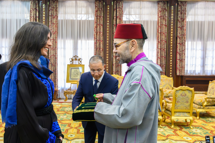 le Roi reçoit l’alpiniste marocaine Nawal Sfendla et la décore du Wissam Al Moukafaa Al Watania de l’ordre d’Officier