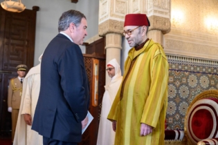 Mohammed VI recevant les lettres de. créances de l'ambassadeur des Etats-Unis.