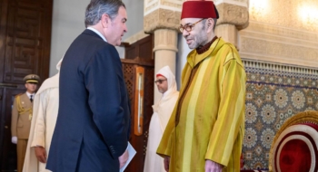 Mohammed VI recevant les lettres de. créances de l'ambassadeur des Etats-Unis.