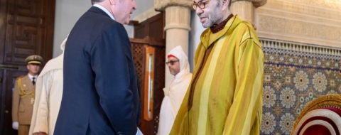 Mohammed VI recevant les lettres de. créances de l'ambassadeur des Etats-Unis.