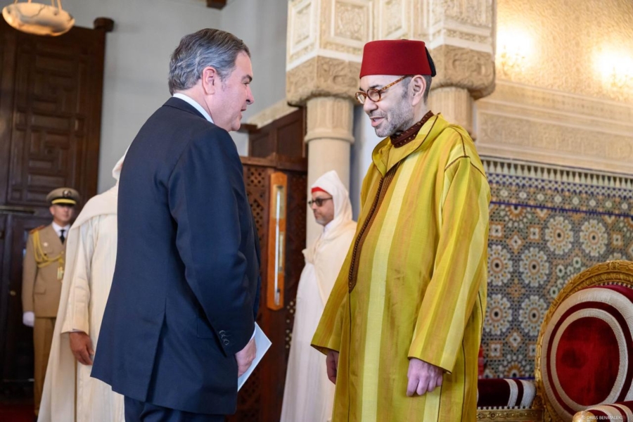 Mohammed VI recevant les lettres de. créances de l'ambassadeur des Etats-Unis.