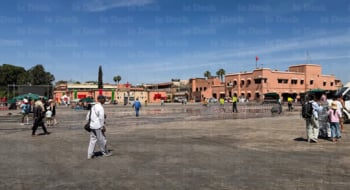 La place Jamaa El Fna réaménagée et au sol habillé d'un revêtement flambant neuf.