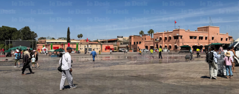 La place Jamaa El Fna réaménagée et au sol habillé d'un revêtement flambant neuf.