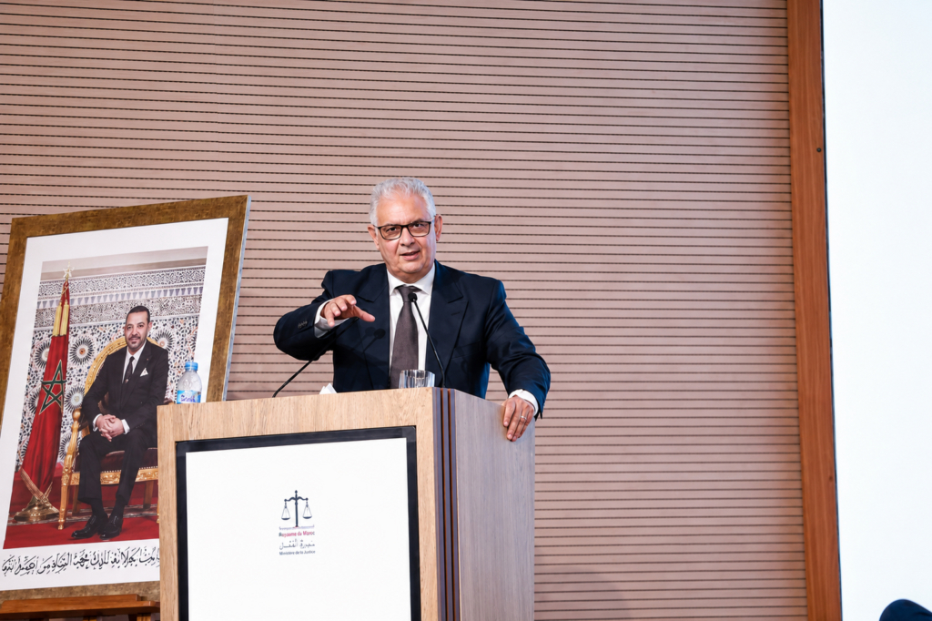 Le secrétaire général de l’Istiqlal, Nizar Baraka, présentant le « contrat politique » de son parti à Salé, le 14 juin 2026