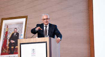 Le secrétaire général de l’Istiqlal, Nizar Baraka, présentant le « contrat politique » de son parti à Salé, le 14 juin 2026