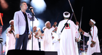 Le chanteur Nouamane Lahlou sur la scène du Théâtre national Mohammed V, dans le cadre de la 21e édition du Festival Mawazine - Rythmes du monde, le 23 juin 2026 à Rabat.