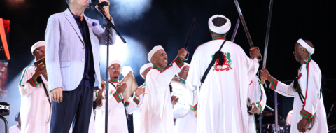 Le chanteur Nouamane Lahlou sur la scène du Théâtre national Mohammed V, dans le cadre de la 21e édition du Festival Mawazine - Rythmes du monde, le 23 juin 2026 à Rabat.