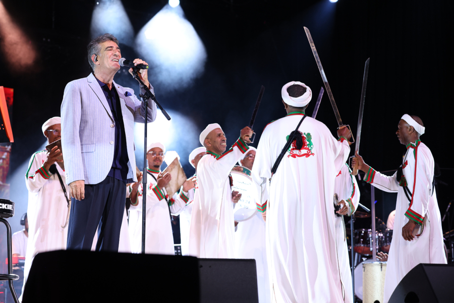 Le chanteur Nouamane Lahlou sur la scène du Théâtre national Mohammed V, dans le cadre de la 21e édition du Festival Mawazine - Rythmes du monde, le 23 juin 2026 à Rabat.