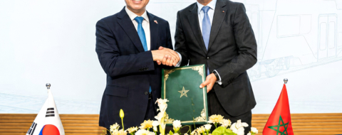 Lee Yong-bae, PDG de Hyundai Rotem, et Mohamed Rabie Khlie, DG de l’ONCF, lors de la cérémonie de signature d’un accord de maintenance ferroviaire, le 18 juin 2026 à Rabat.
