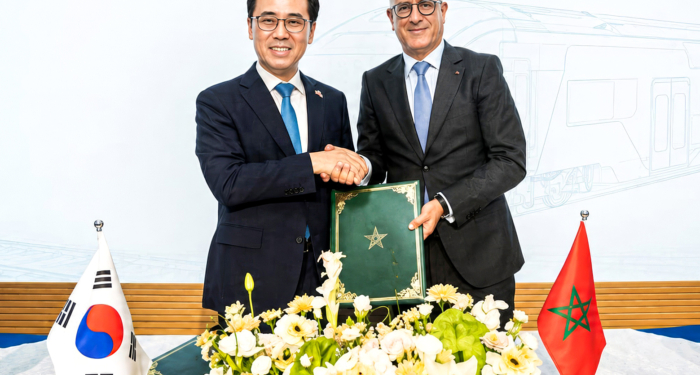 Lee Yong-bae, PDG de Hyundai Rotem, et Mohamed Rabie Khlie, DG de l’ONCF, lors de la cérémonie de signature d’un accord de maintenance ferroviaire, le 18 juin 2026 à Rabat.