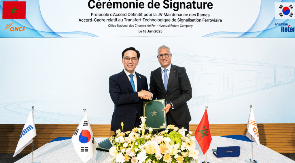 Le directeur général de Hyundai Rotem, Lee Yong-bae (à gauche) et le directeur général de l’ONCF, Mohamed Rabie Khlie, après la signature d’un accord de maintenance ferroviaire à Rabat