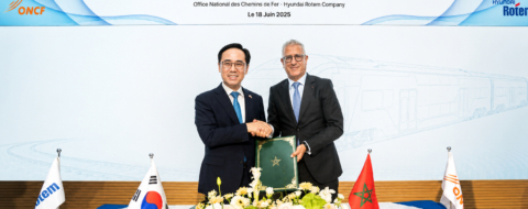 Le directeur général de Hyundai Rotem, Lee Yong-bae (à gauche) et le directeur général de l’ONCF, Mohamed Rabie Khlie, après la signature d’un accord de maintenance ferroviaire à Rabat