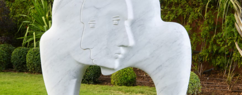 La sculpture monumentale « You and me », de l'artiste Mahi Binebine.