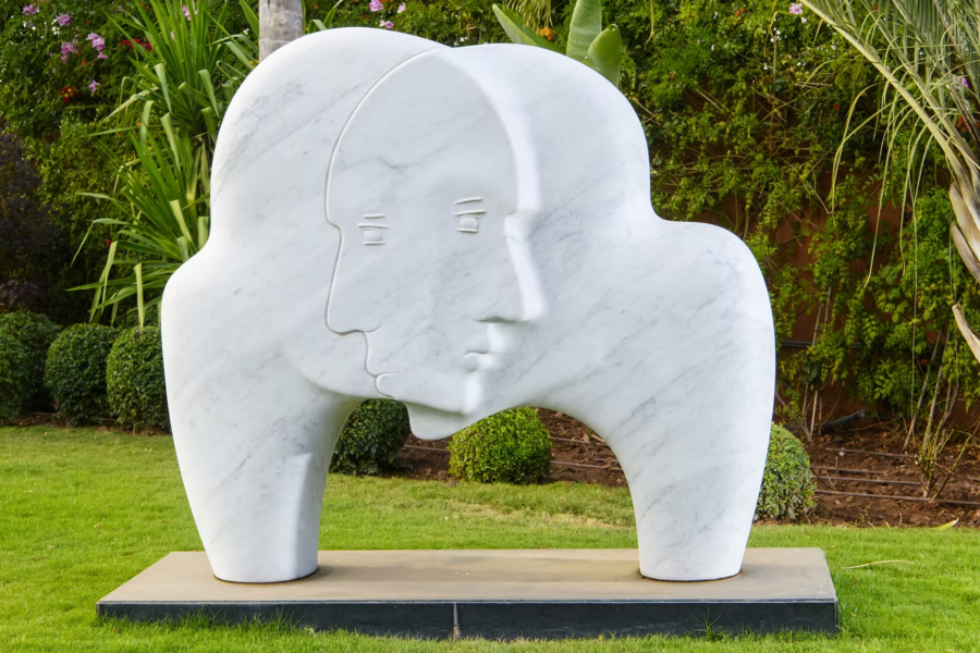 La sculpture monumentale « You and me », de l'artiste Mahi Binebine.