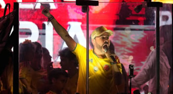 Le candidat à la présidentielle Abelardo de la Espriella s’adresse à ses partisans après le premier tour de l’élection présidentielle à Barranquilla, en Colombie, le dimanche 31 mai 2026. AP Photo/Fernando Vergara