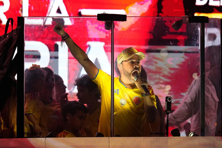 Le candidat à la présidentielle Abelardo de la Espriella s’adresse à ses partisans après le premier tour de l’élection présidentielle à Barranquilla, en Colombie, le dimanche 31 mai 2026. AP Photo/Fernando Vergara
