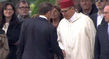 Aziz Akhannouch saluant Emmanuel Macron lors de l'hommage national à Edgar Morin.