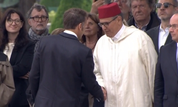 Aziz Akhannouch saluant Emmanuel Macron lors de l'hommage national à Edgar Morin.