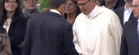 Aziz Akhannouch saluant Emmanuel Macron lors de l'hommage national à Edgar Morin.