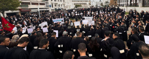 Lors d'un sit-in tenu par les avocats devant le Parlement, à Rabat, le 6 février 2026, en protestation contre le projet de loi relatif à la profession.
