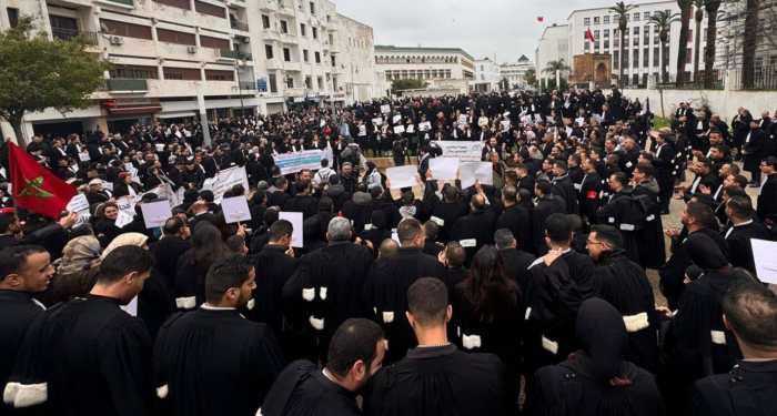 Lors d'un sit-in tenu par les avocats devant le Parlement, à Rabat, le 6 février 2026, en protestation contre le projet de loi relatif à la profession.
