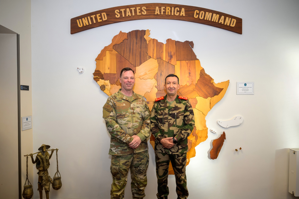 Le général Dagvin R.M. Anderson, commandant du Commandement des États-Unis pour l'Afrique (US AFRICOM), et le général Mohammed Berrid, inspecteur général des FAR et commandant de la zone sud.