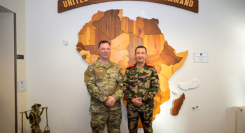 Le général Dagvin R.M. Anderson, commandant du Commandement des États-Unis pour l'Afrique (US AFRICOM), et le général Mohammed Berrid, inspecteur général des FAR et commandant de la zone sud.